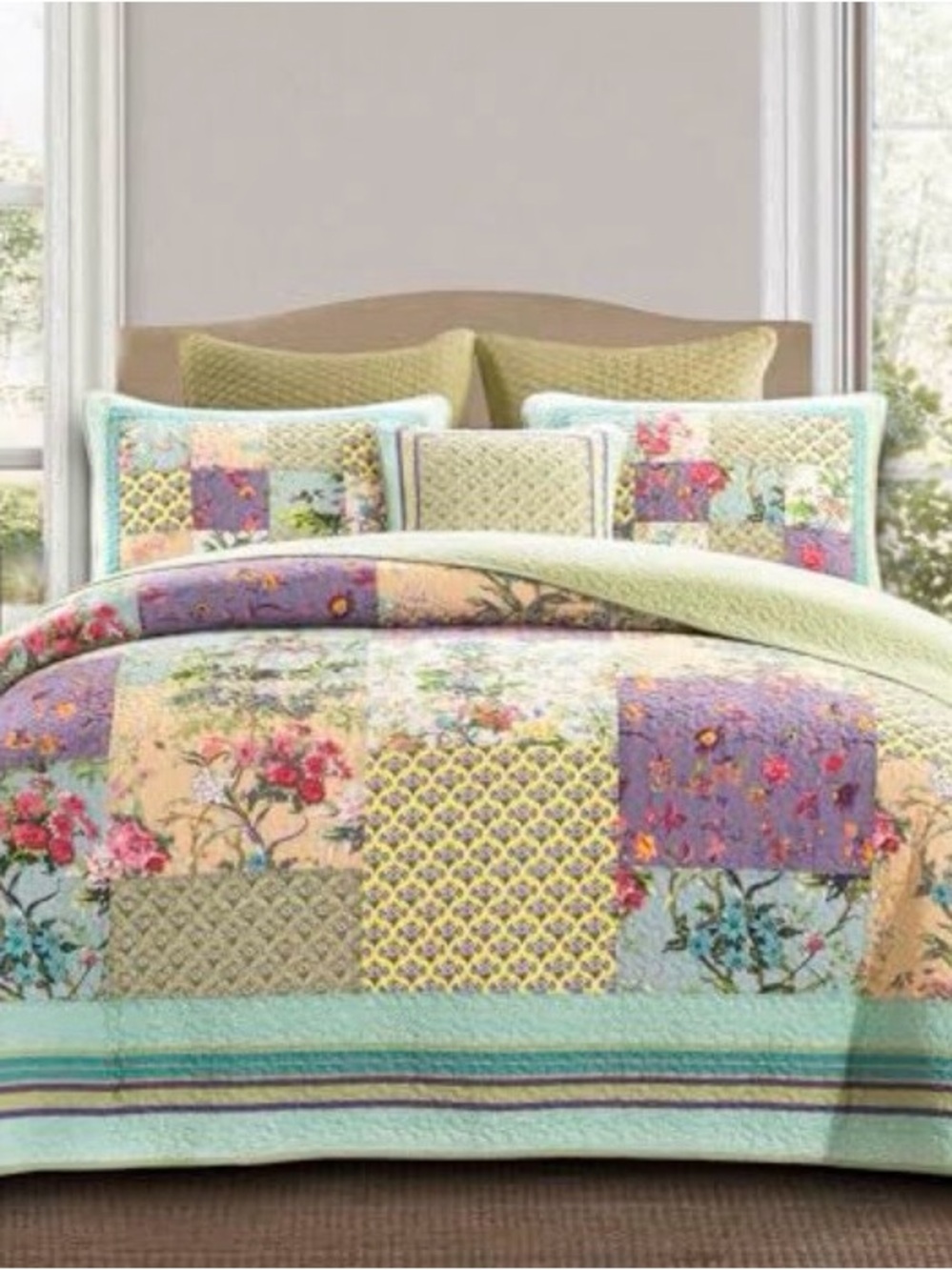 Floral Patchwork Quilt Set in Pastel Multi Queen
